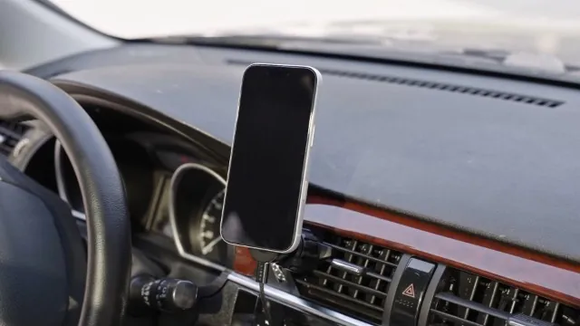 LISEN Qi2.2 25W MagSafe Car Mount Charger Review image 7